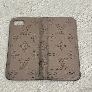Pre-Owned Louis Vuitton Mahina Folio iPhone 7 Case